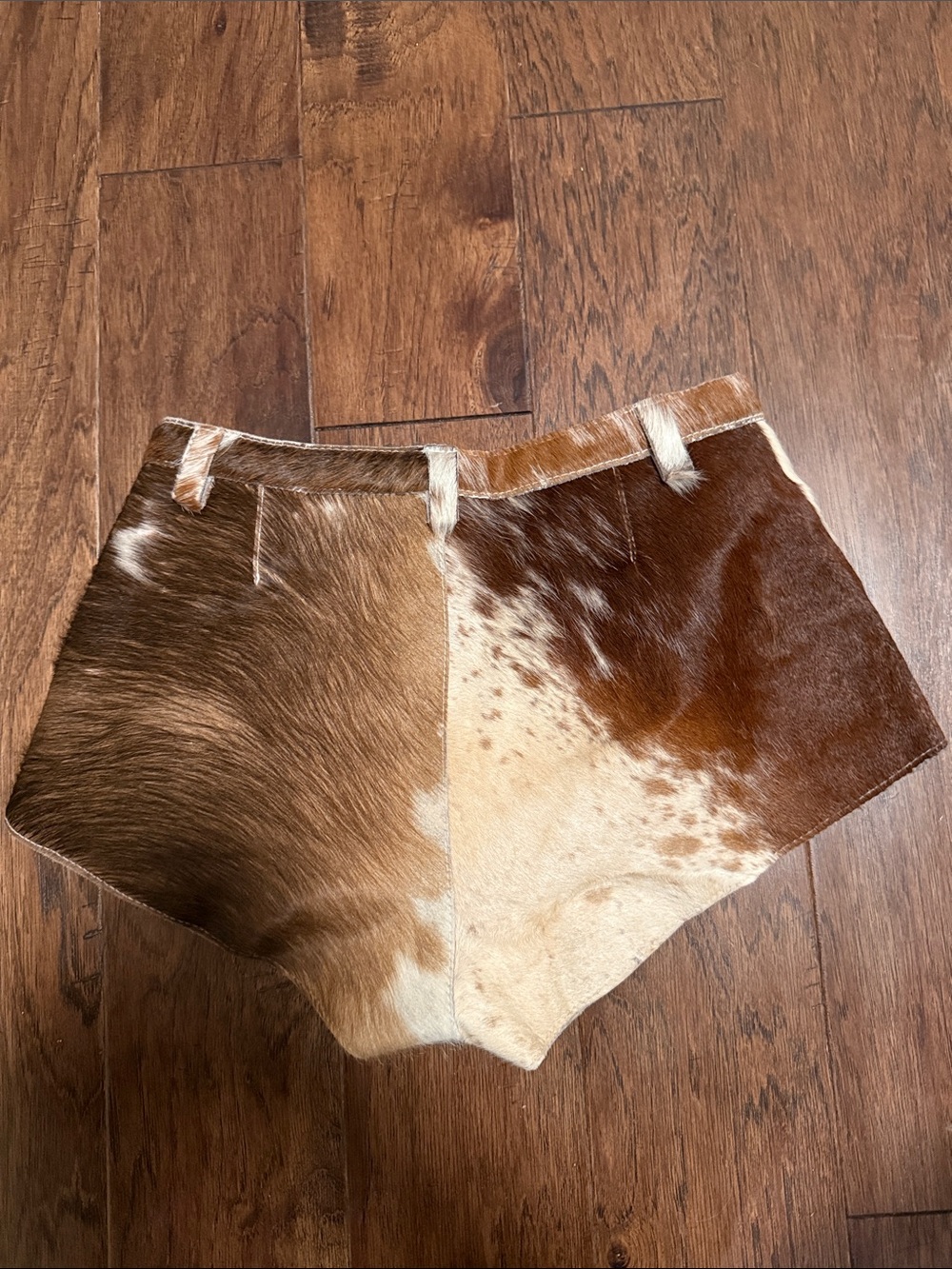 Understated Leather Cowhide Shorts - Picture 4 of 6